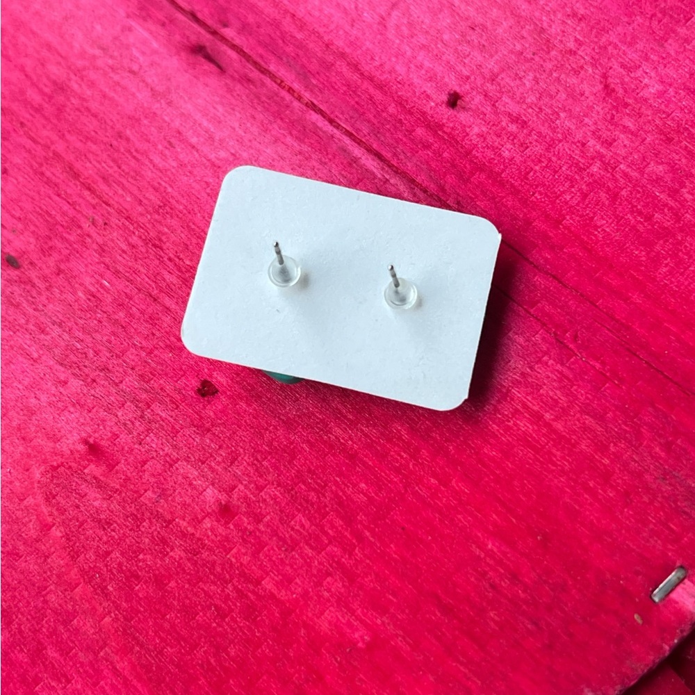Heart shape stud earrings - Picture 3 of 3